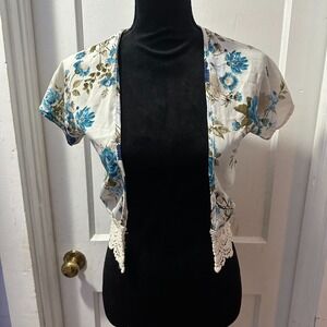 Pomelo White Floral Short Sleeve Cardigan with Lace‎ Details in S